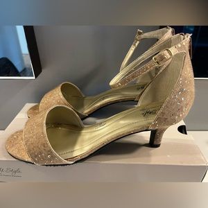 🆕 [12] NEW Hush puppies Madalyn tan and gold Metallic woman’s shoes